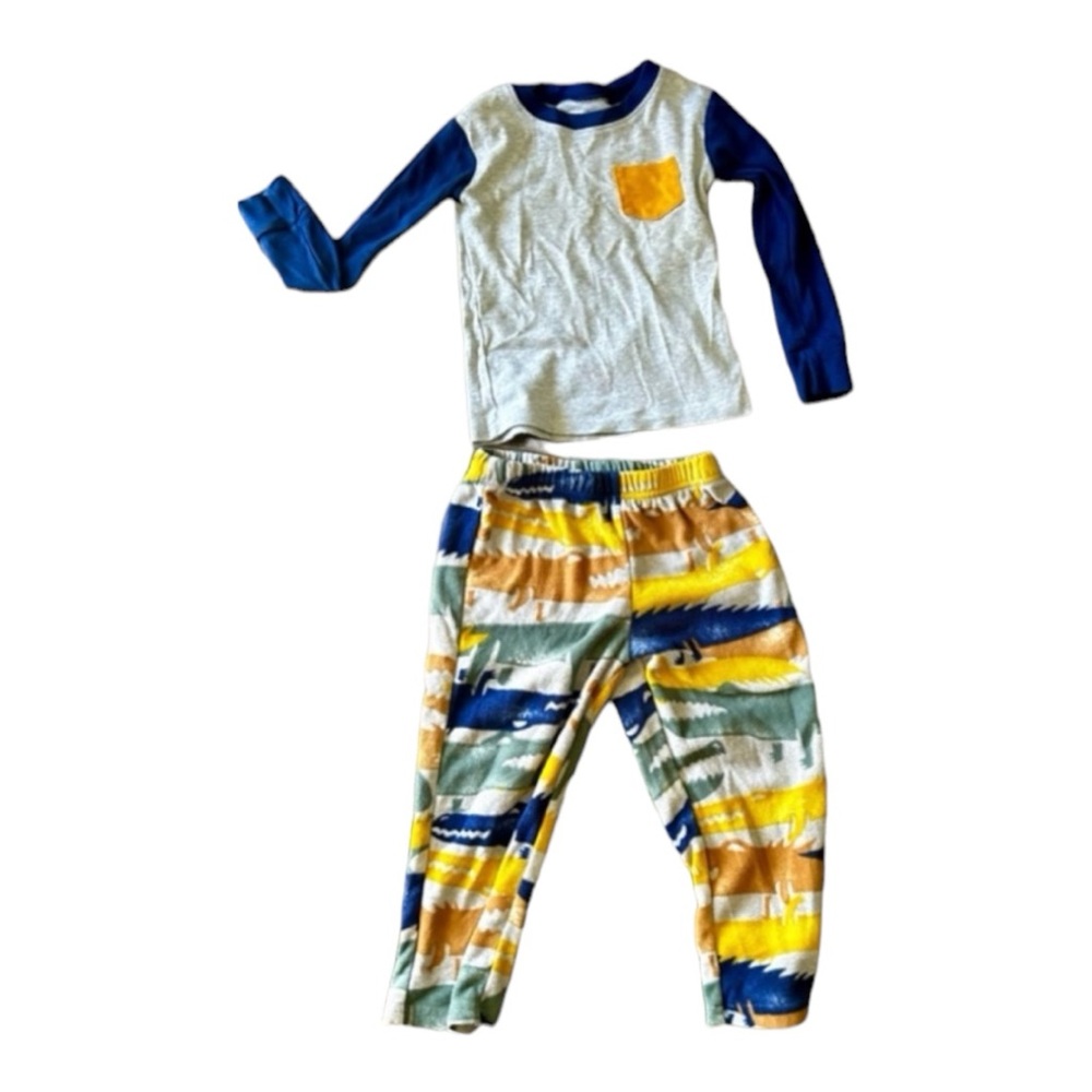 Carter’s GENTLY USED. Carter’s toddler fleece pjs.